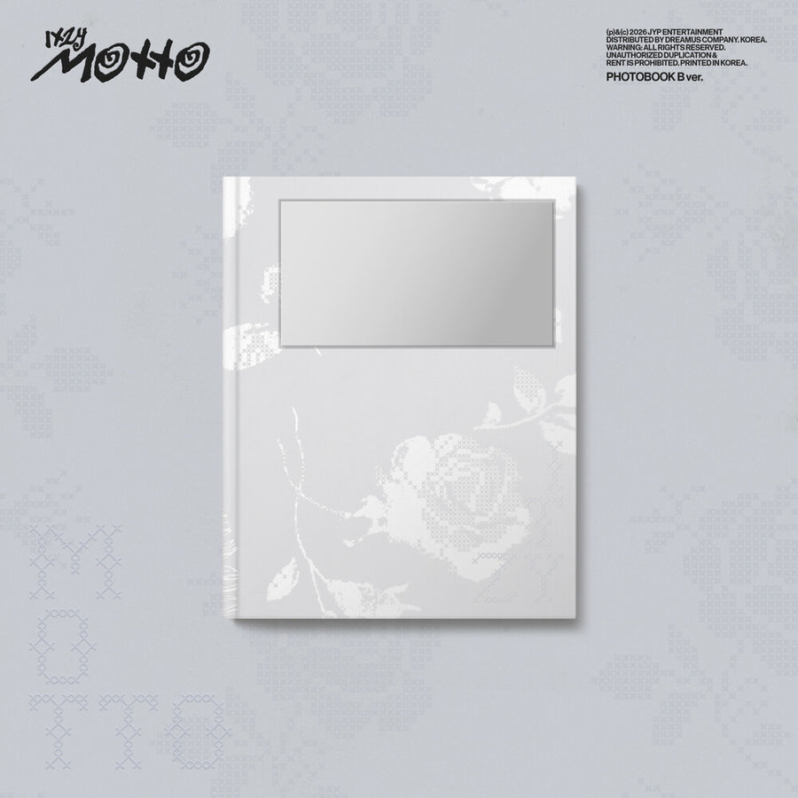 the album cover for ITZY - Motto [Photobook B ver.]
